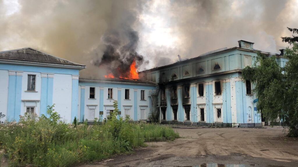 Внаслідок російського обстрілу в Часовому Яру згорів Палац культури