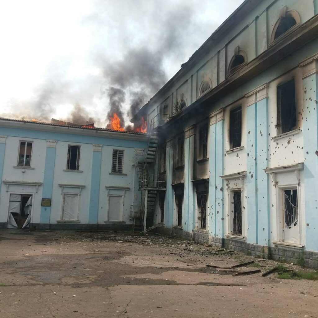 Внаслідок російського обстрілу в Часовому Яру згорів Палац культури