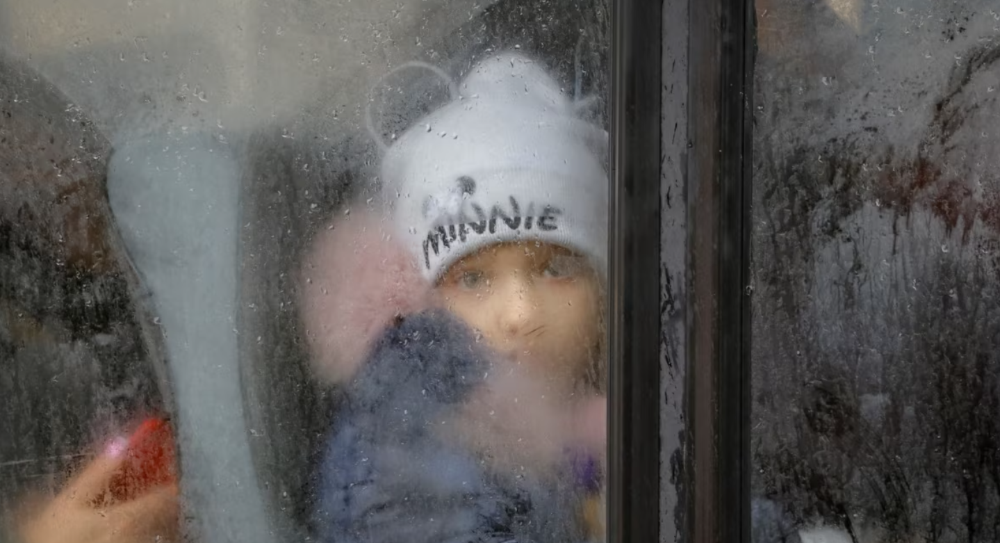Понад тисячу дітей, яких росіяни депортували з України, передали в російські родини під “тимчасову опіку”, — ЗМІ