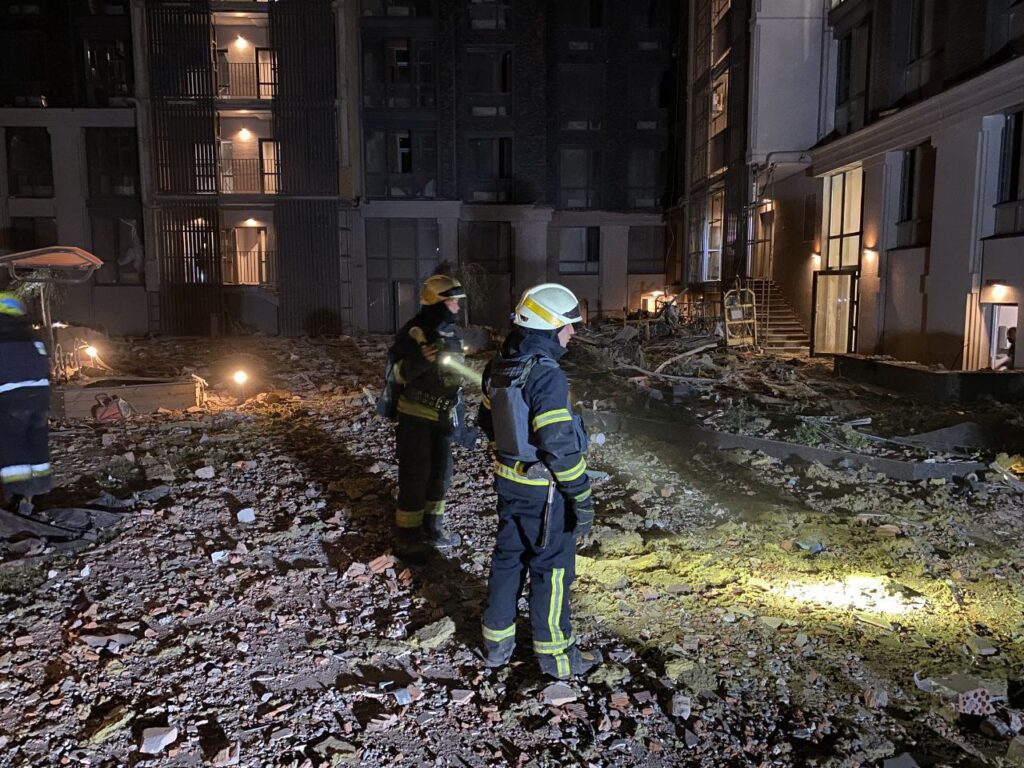 Рятувальники показали наслідки влучання російських ракет по багатоповерхівці та будівлі СБУ у Дніпрі
