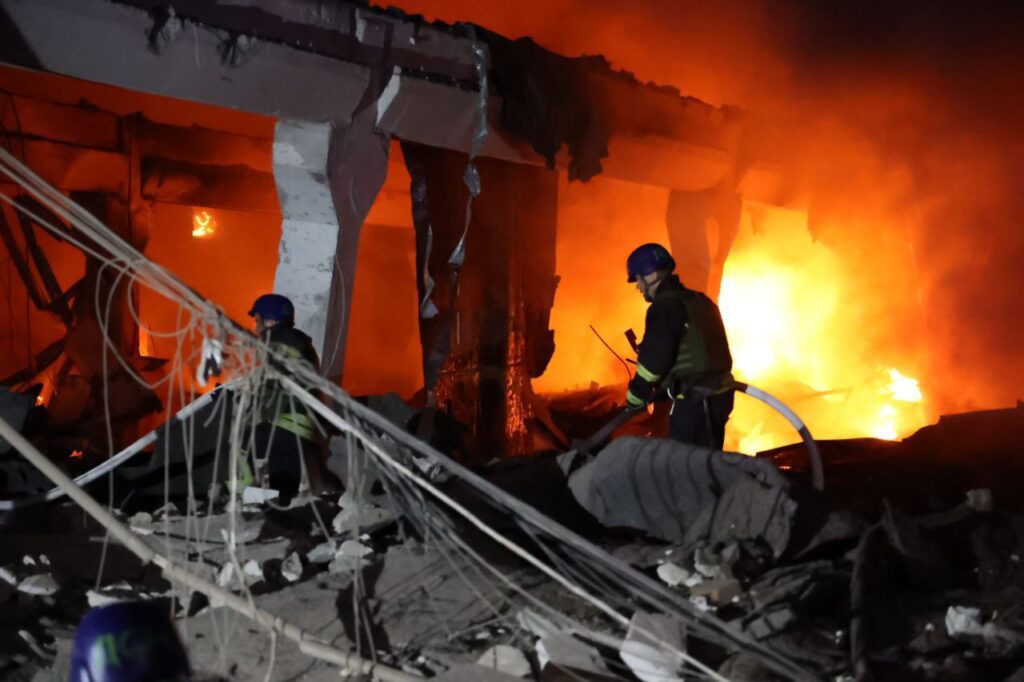 Рятувальники показали наслідки влучання російських ракет по багатоповерхівці та будівлі СБУ у Дніпрі