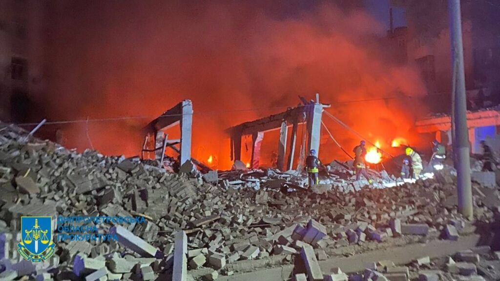 Рятувальники показали наслідки влучання російських ракет по багатоповерхівці та будівлі СБУ у Дніпрі