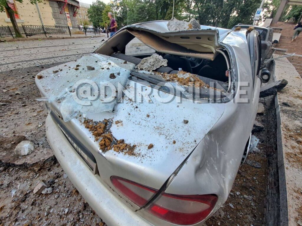 В Донецьку прилетіло в будівлю “МВС ДНР”. Момент влучання потрапив на відео