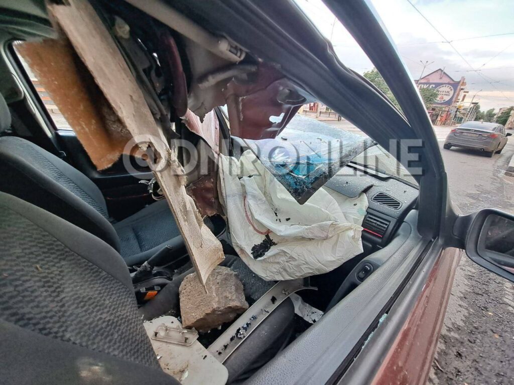 В Донецьку прилетіло в будівлю “МВС ДНР”. Момент влучання потрапив на відео