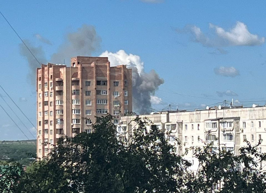 Біля Луганська прогримів вибух. У небо здіймається величезний стовп диму та чутно звуки детонації