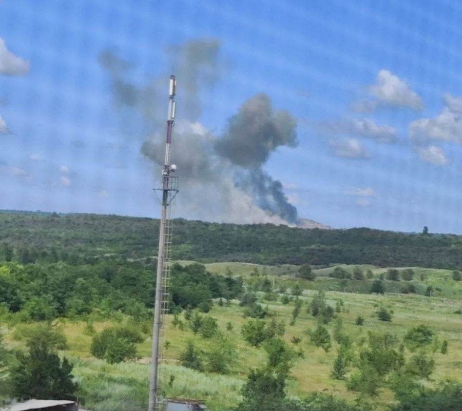 Біля Луганська прогримів вибух. У небо здіймається величезний стовп диму та чутно звуки детонації