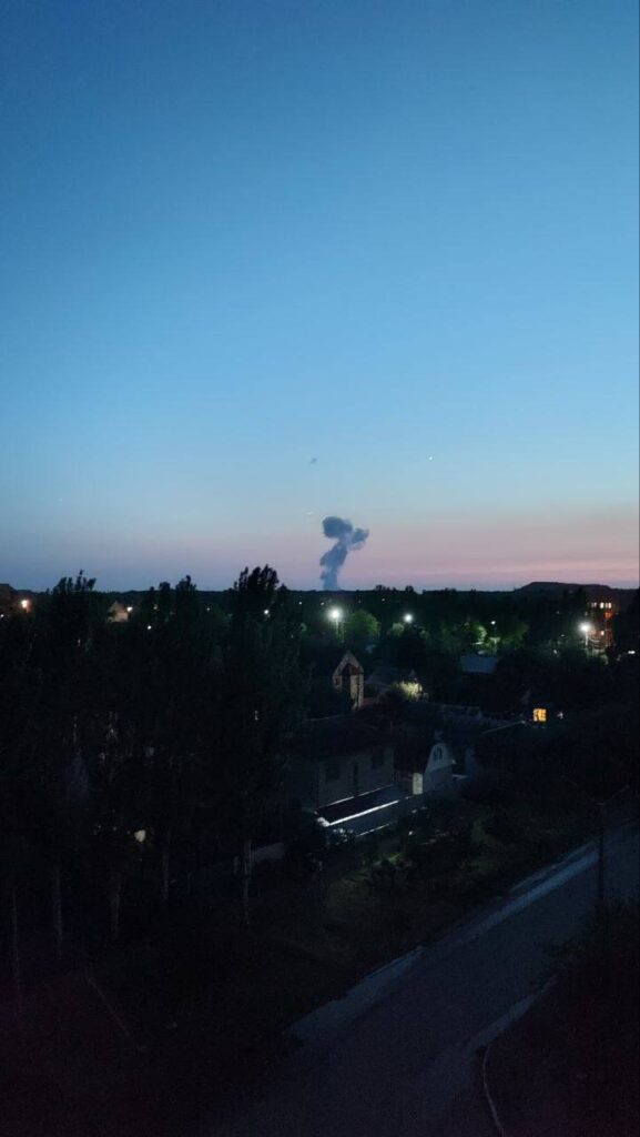 В окупованих Донецьку та Макіївці пролунали вибухи. Хмару у вигляді гриба зняли на відео місцеві жителі