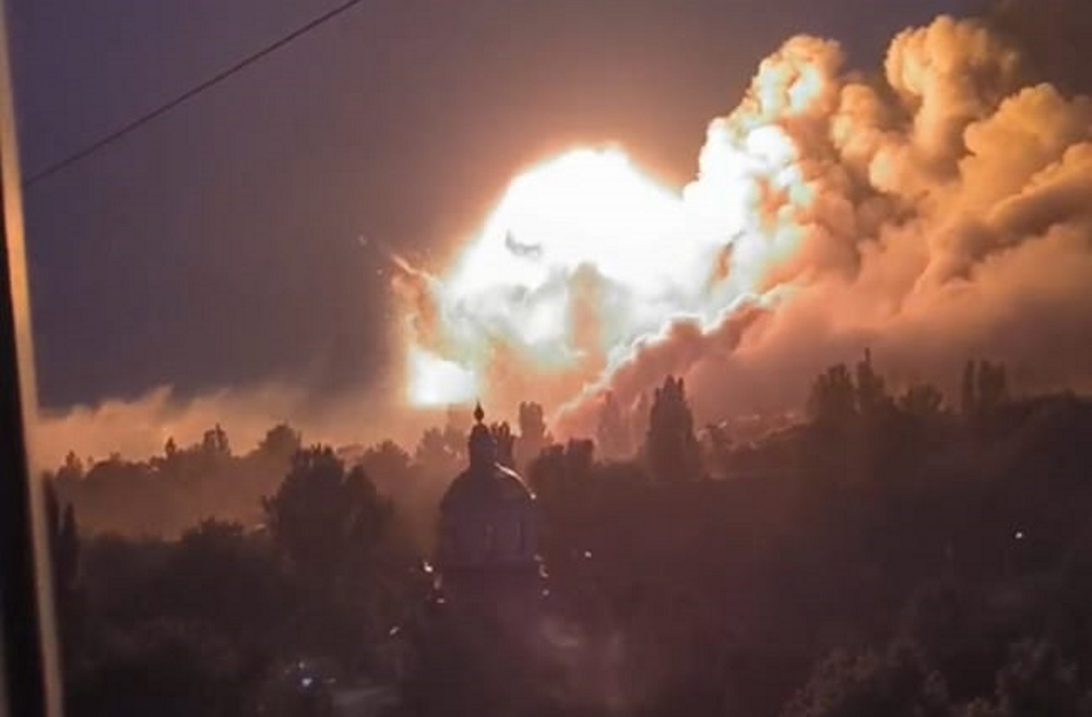 В окупованих Донецьку та Макіївці пролунали вибухи. Хмару у вигляді гриба зняли на відео місцеві жителі