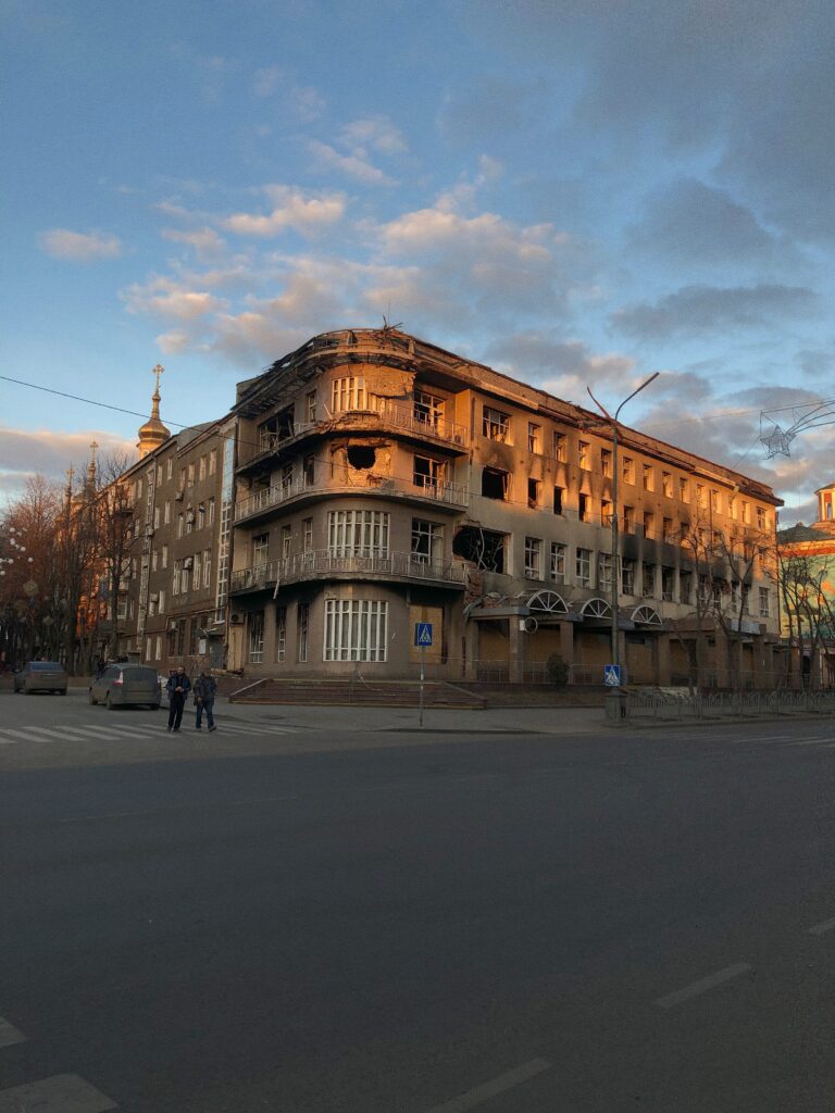 “Ми наче відкотилися у 2005 рік”: радянські прапори, російська пропаганда та зарплата 100 тис. рублів. Інтерв’ю з окупованого Маріуполя