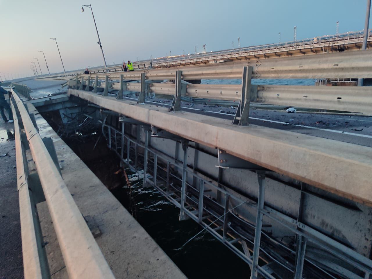 Опубліковані перші кадри пошкоджень Кримського мосту. Очевидці повідомляють про вибухи та двох загиблих