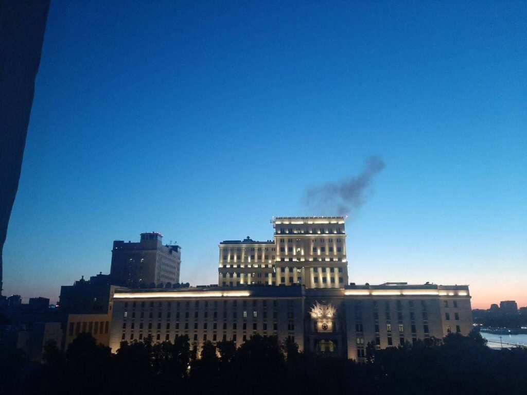 Чергова атака дронів на Москву. Один з БПЛА впав в 500 метрів від будівлі Міністерства оборони РФ