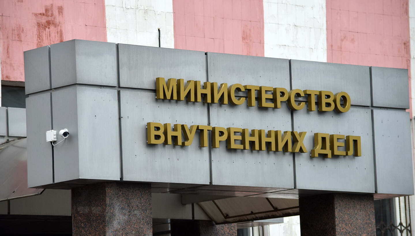 В Донецьку прилетіло в будівлю “МВС ДНР”. Момент влучання потрапив на відео