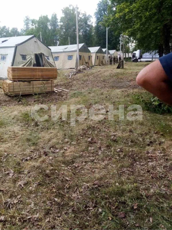 Палатки з дерев’яними нарами всередині. В мережі показали можливий табір “вагнерівців” в Білорусі