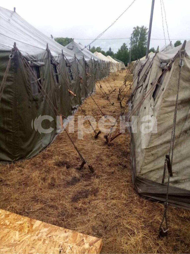 Палатки з дерев’яними нарами всередині. В мережі показали можливий табір “вагнерівців” в Білорусі