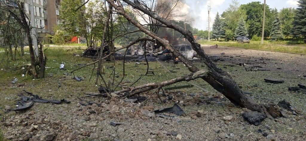 Окупанти вдарили по житловому кварталу Первомайського. Серед постраждалих є 10 дітей