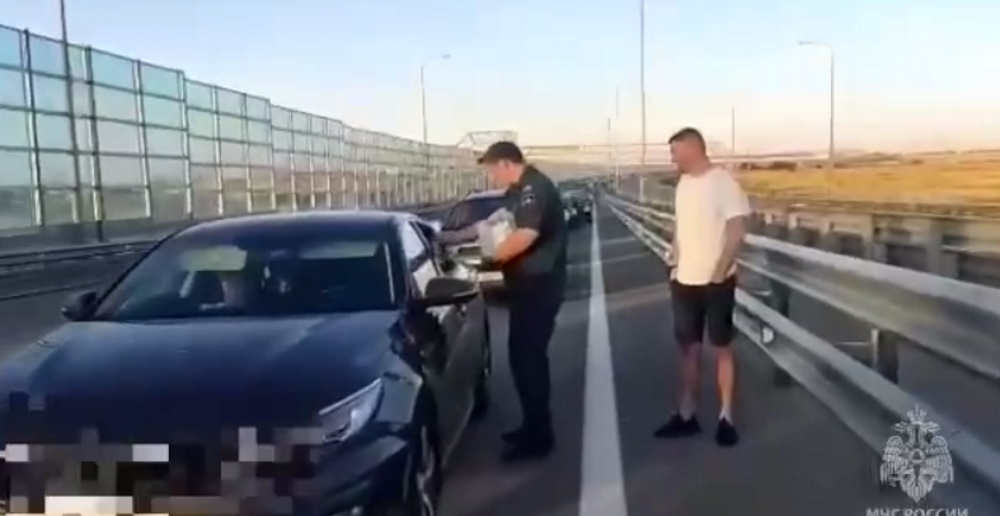 Перед Кримським мостом утворився затор довжиною в 13 кілометрів. Силовики обшукують кожен автомобіль