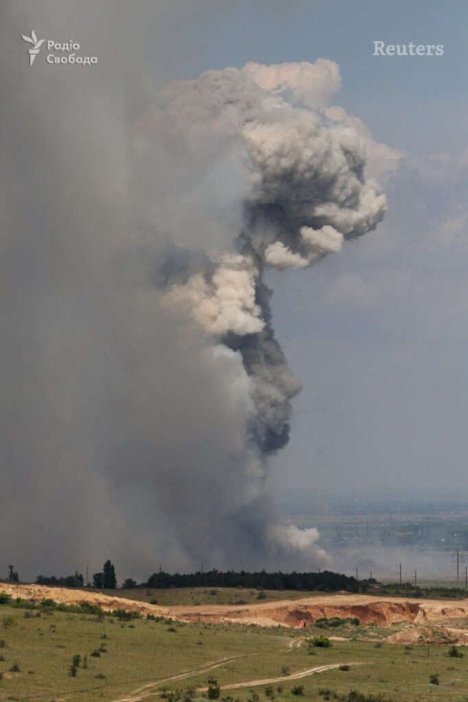 Опубліковано фотографії вибухів на Старокримському полігоні. З навколишніх сіл оголошено евакуацію