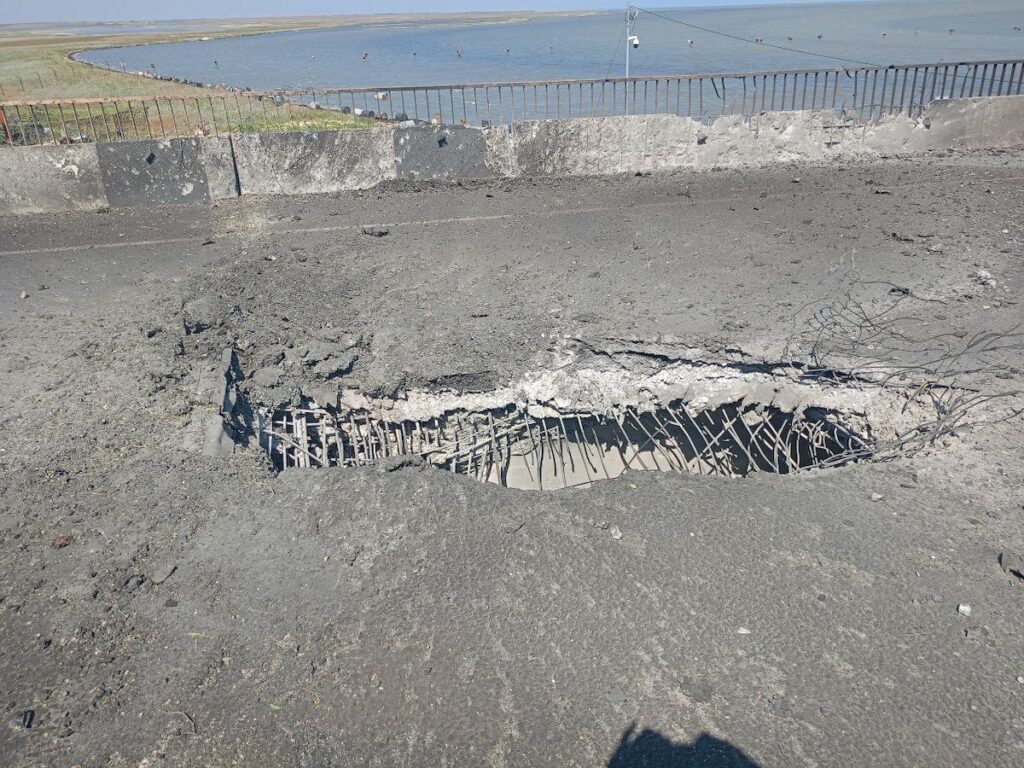 ЗСУ завдали ракетних ударів по двох мостах у Херсонській області. Окупанти показали момент прильоту і фото пошкоджень