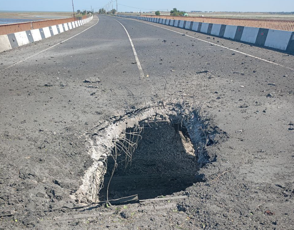 ЗСУ завдали ракетних ударів по двох мостах у Херсонській області. Окупанти показали момент прильоту і фото пошкоджень