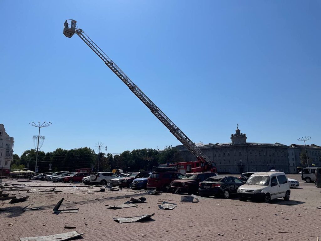 Ракетний удар по виставці дронів в Чернігові. Рятувальники показали, наслідки