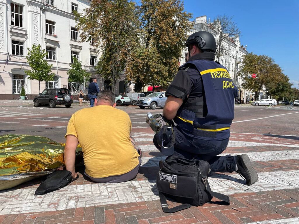 Ракетний удар по виставці дронів в Чернігові. Рятувальники показали, наслідки