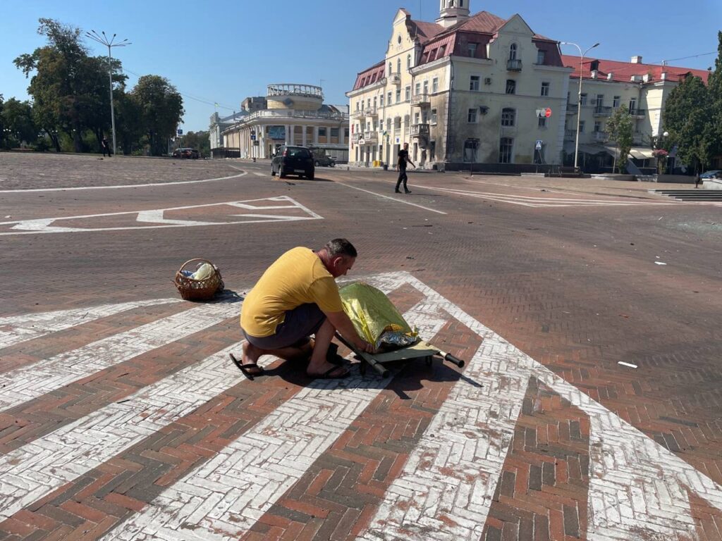 Ракетний удар по виставці дронів в Чернігові. Рятувальники показали, наслідки
