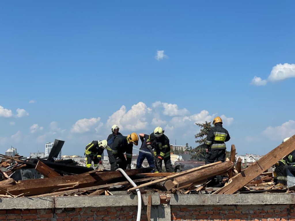 Ракетний удар по виставці дронів в Чернігові. Рятувальники показали, наслідки