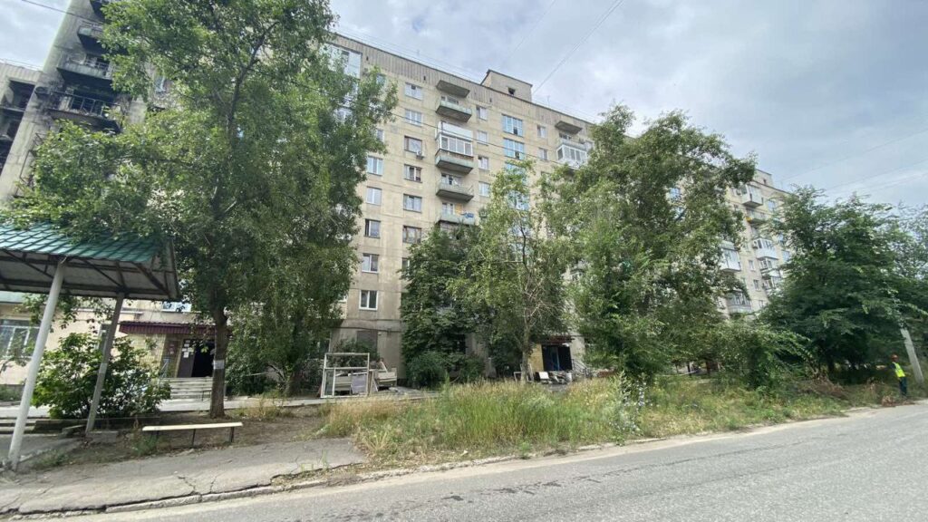 Наслідки пожеж та порожні вулиці. Жителі Сєвєродонецька показали, як зараз виглядає місто