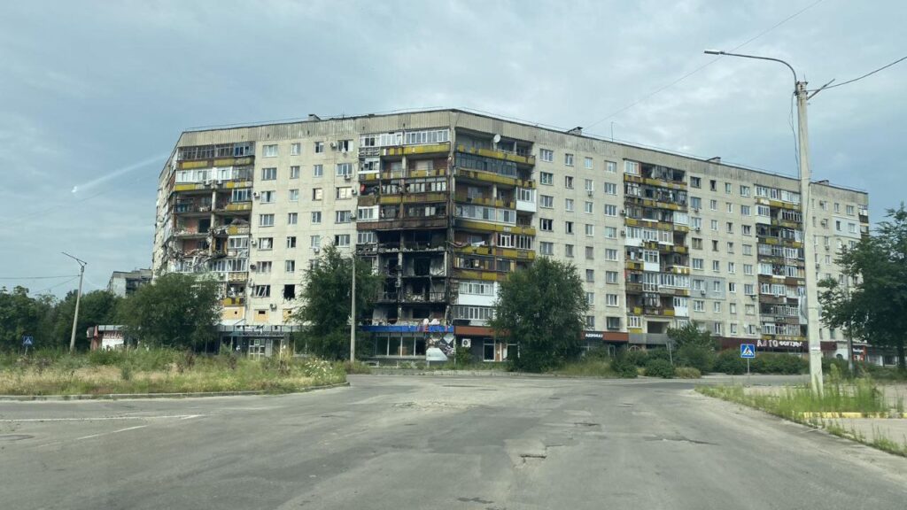 Наслідки пожеж та порожні вулиці. Жителі Сєвєродонецька показали, як зараз виглядає місто