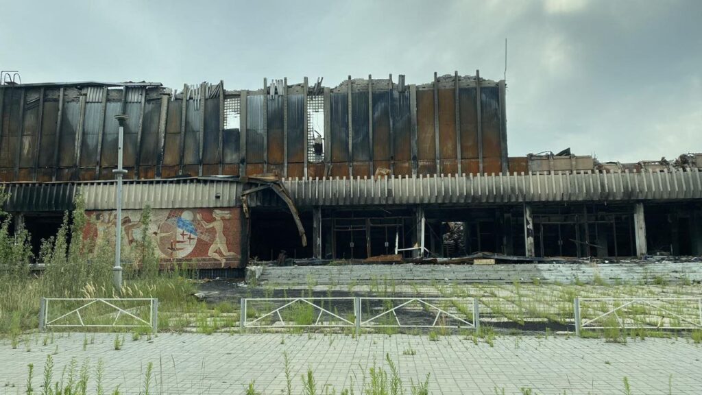 Наслідки пожеж та порожні вулиці. Жителі Сєвєродонецька показали, як зараз виглядає місто