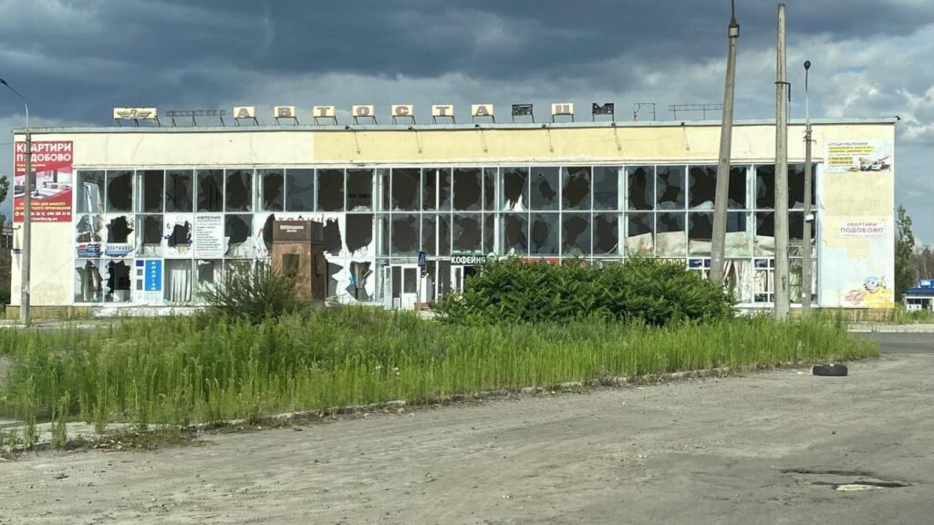Наслідки пожеж та порожні вулиці. Жителі Сєвєродонецька показали, як зараз виглядає місто