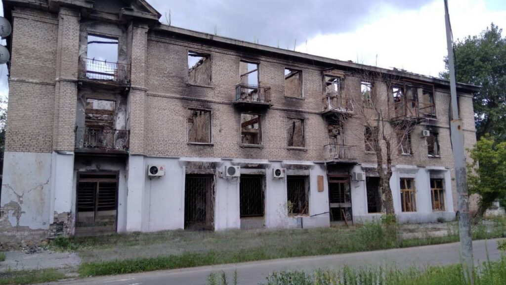Наслідки пожеж та порожні вулиці. Жителі Сєвєродонецька показали, як зараз виглядає місто
