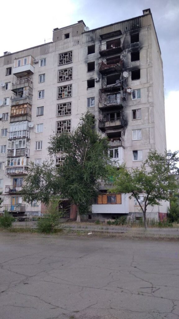 Наслідки пожеж та порожні вулиці. Жителі Сєвєродонецька показали, як зараз виглядає місто