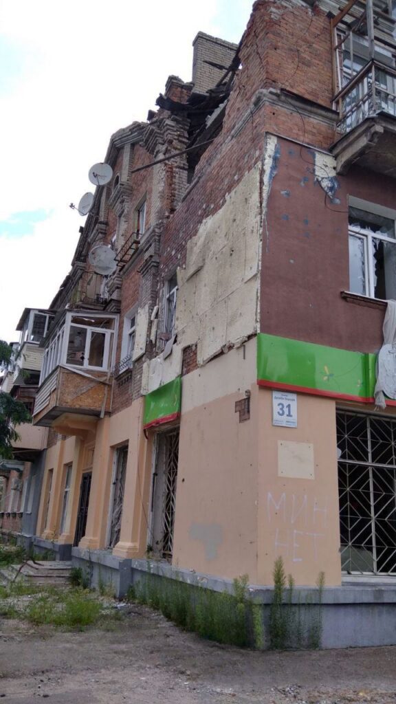 Наслідки пожеж та порожні вулиці. Жителі Сєвєродонецька показали, як зараз виглядає місто