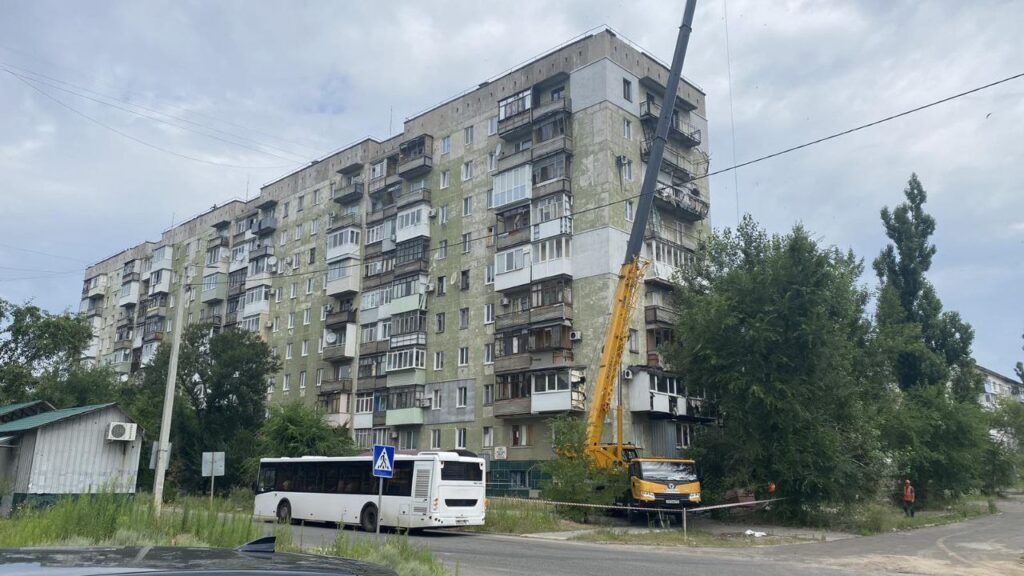 Наслідки пожеж та порожні вулиці. Жителі Сєвєродонецька показали, як зараз виглядає місто