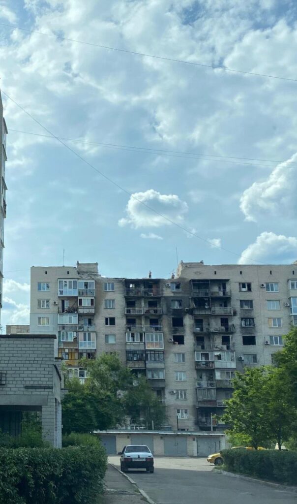 Наслідки пожеж та порожні вулиці. Жителі Сєвєродонецька показали, як зараз виглядає місто