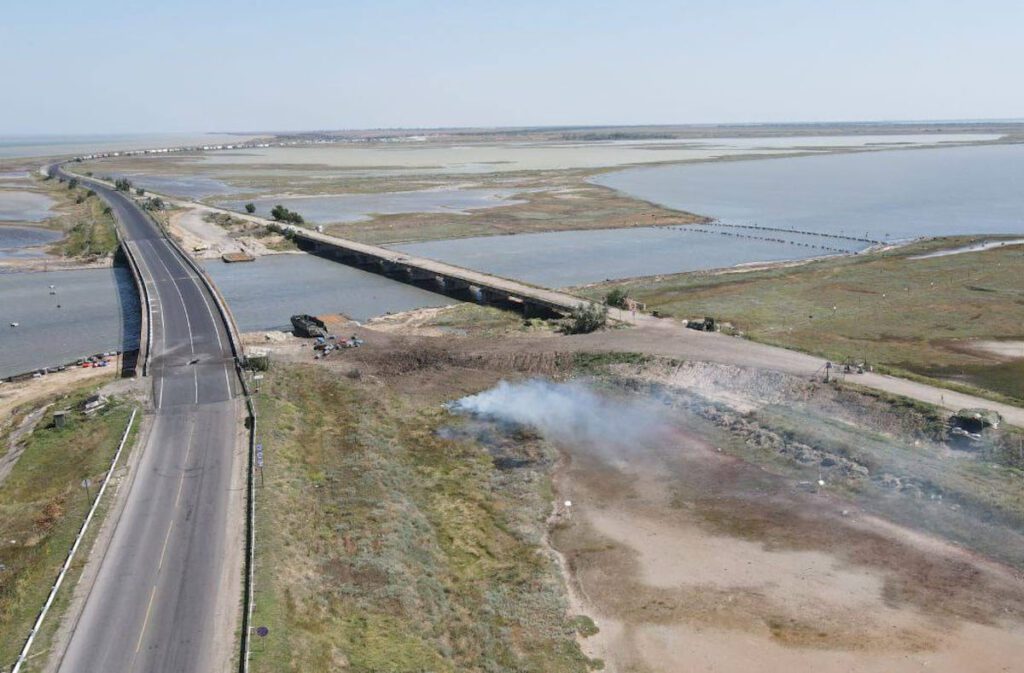 ЗСУ завдали ракетних ударів по двох мостах у Херсонській області. Окупанти показали момент прильоту і фото пошкоджень