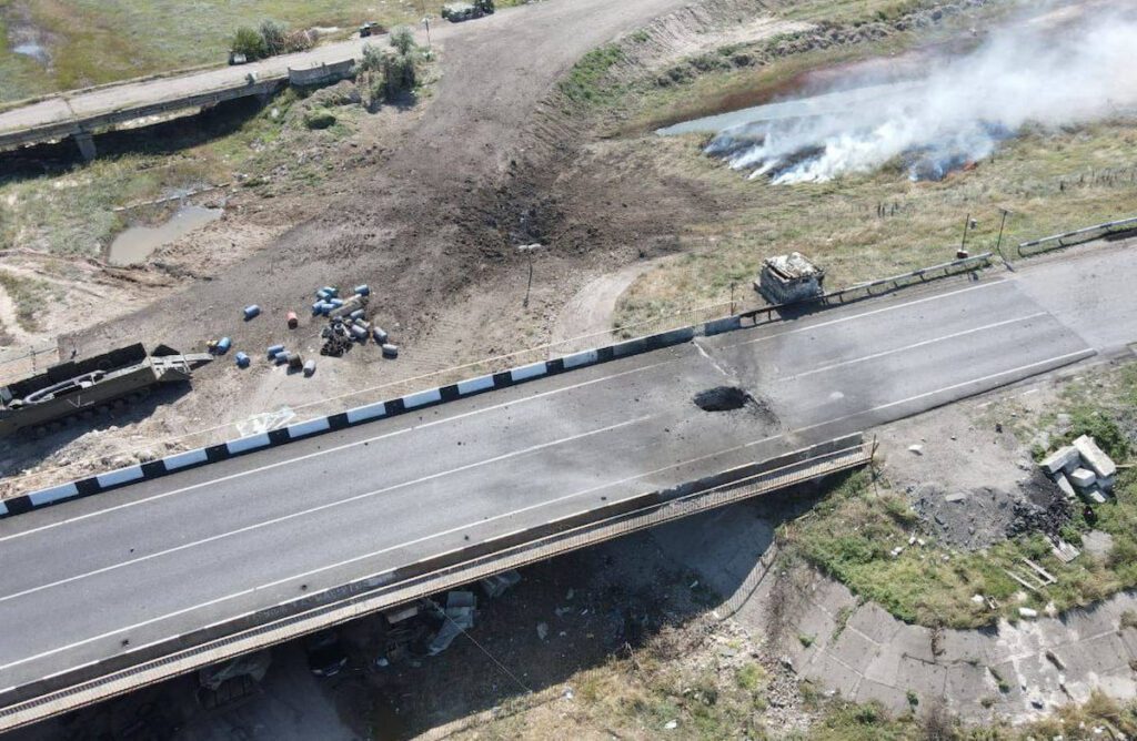 ЗСУ завдали ракетних ударів по двох мостах у Херсонській області. Окупанти показали момент прильоту і фото пошкоджень