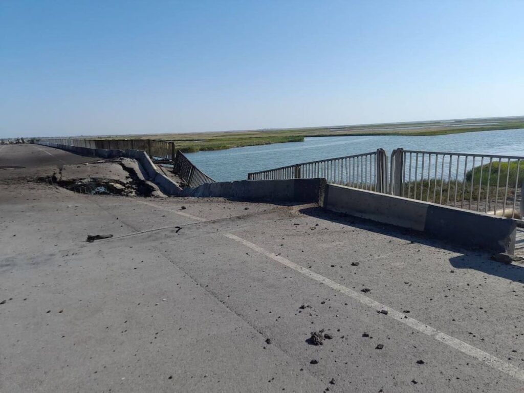 ЗСУ завдали ракетних ударів по двох мостах у Херсонській області. Окупанти показали момент прильоту і фото пошкоджень