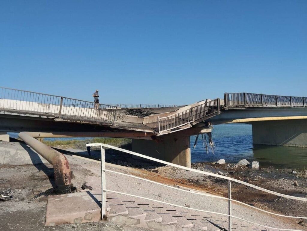 ЗСУ завдали ракетних ударів по двох мостах у Херсонській області. Окупанти показали момент прильоту і фото пошкоджень
