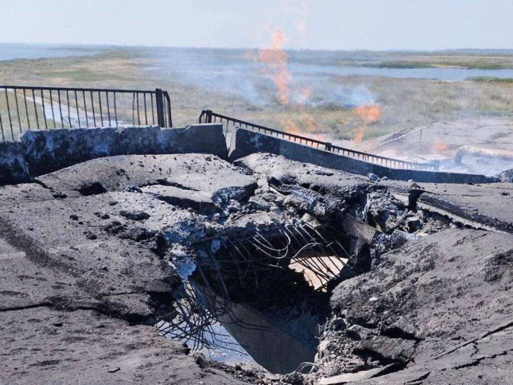 ЗСУ завдали ракетних ударів по двох мостах у Херсонській області. Окупанти показали момент прильоту і фото пошкоджень