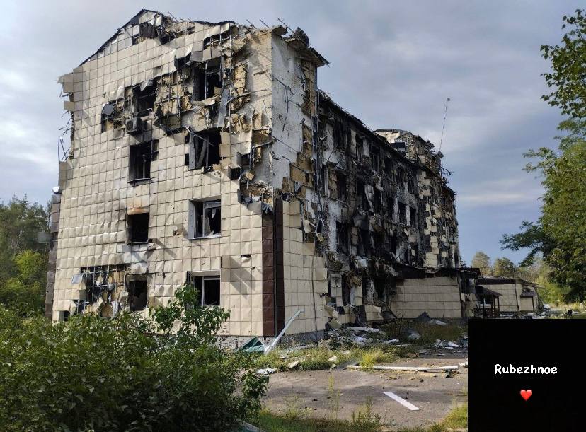 Показали, як зараз виглядає будинок-інтернат в Кремінній, який рік тому російські військові розстріляли з танка