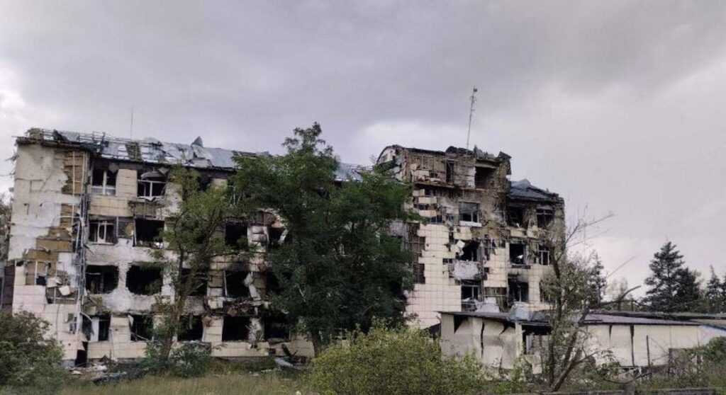 Показали, як зараз виглядає будинок-інтернат в Кремінній, який рік тому російські військові розстріляли з танка