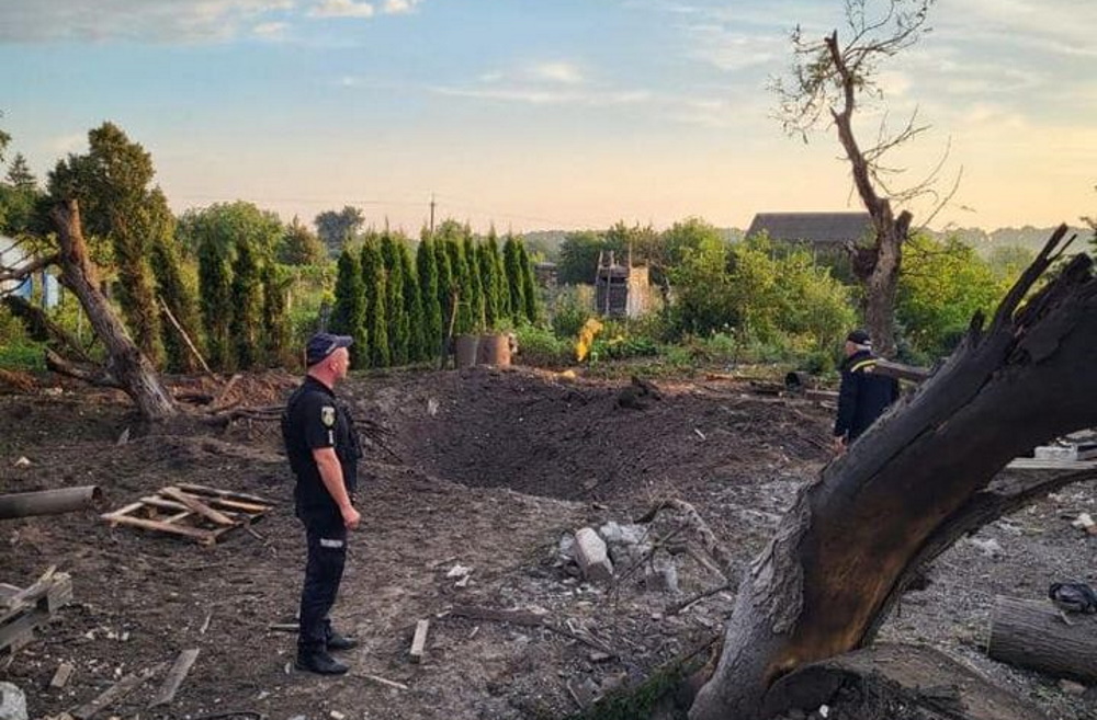Вночі окупанти випустили ракети по території України. В Київській області показали наслідки падіння уламків