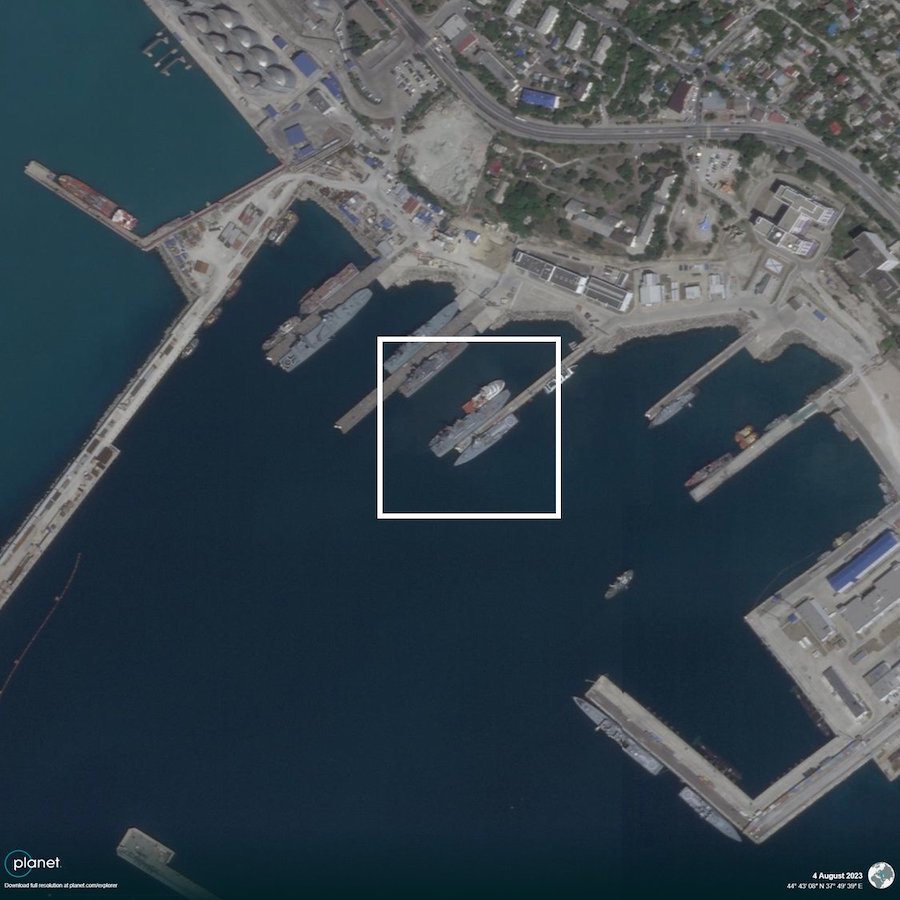 Окупанти змогли дотягнути корабель “Оленегорский горняк” до причалу, про це свідчать супутникові знімки