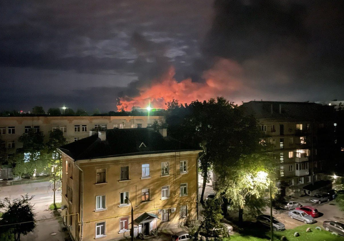 Щонайменше чотири літаки та завод із виробництва електроніки пошкоджені у РФ унаслідок нічної атаки дронів