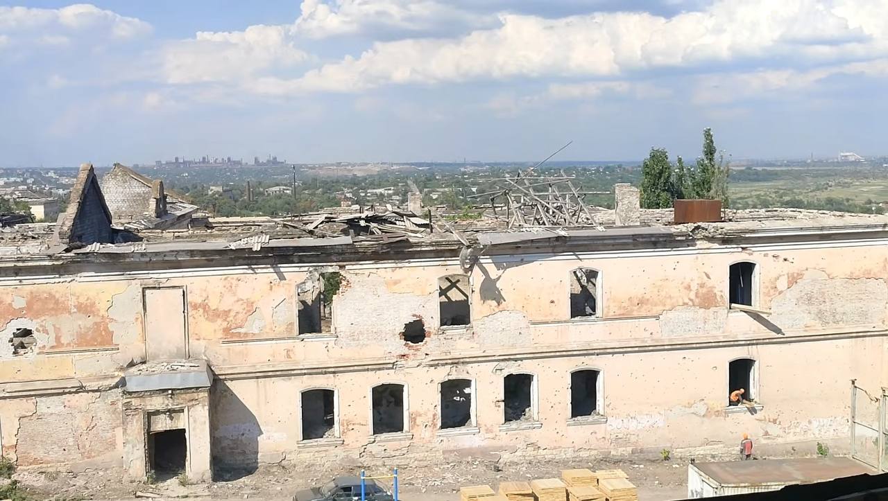 Окупанти в Маріуполі пропонують навчатися в школі без даху