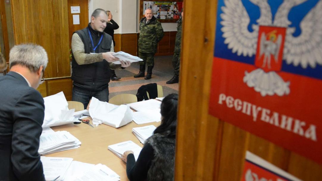 В окупації дозволили голосувати на фейкових “виборах” за українським паспортом