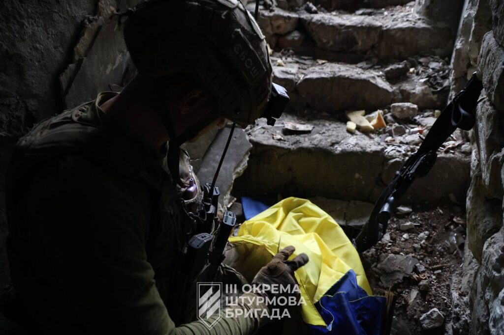 Українські військові показали, як підіймають український прапор над деокупованою Андріївкою