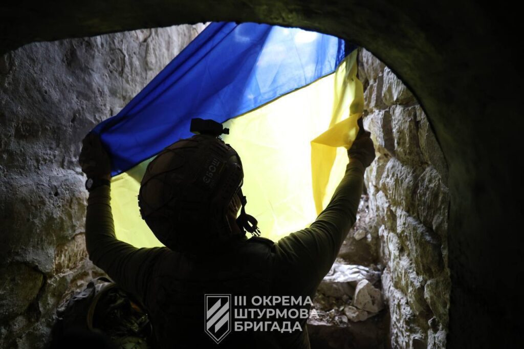 Українські військові показали, як підіймають український прапор над деокупованою Андріївкою
